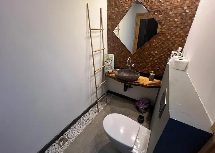 Genis Ve Yepyeni Konforlu & Merkezi Daire Nicosia